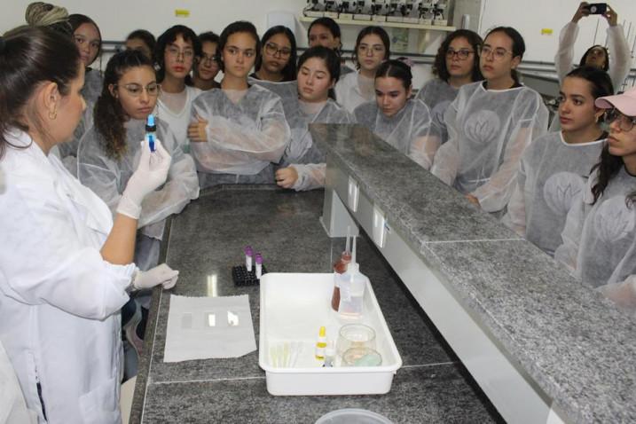 Biomedicina – Estudantes do Colégio Vitória-Régia participam do programa Bahiana por um dia.