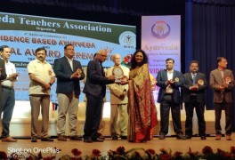 Professora do curso de Saúde da Mulher no Ayurveda da Bahiana recebe premiação na Índia