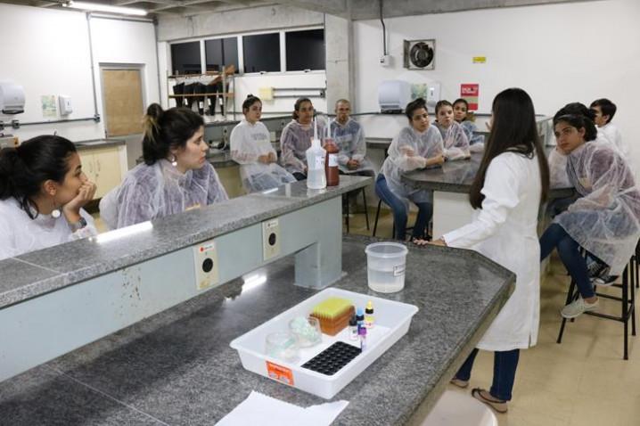 bahiana-atividade-do-curso-de-Biomedicina-com-a-biomedica-emily-figueredo-20190916161449-jpg