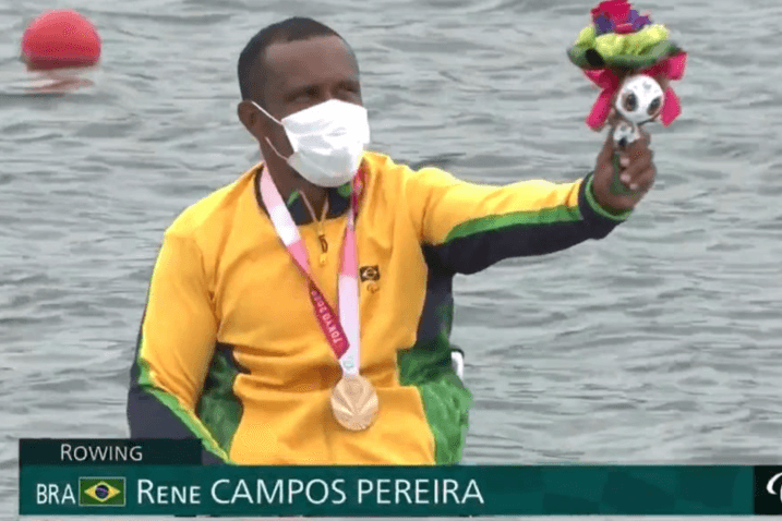 Renê Pereira exibe o mascote das Paralimpíadas Tokyo 2020 no pódio
